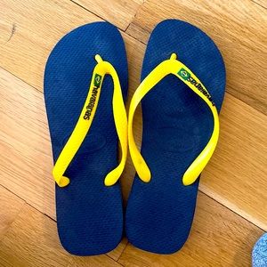 NEVER WORN Men’s Havaianas size 43-44 sandals. Received as a gift.